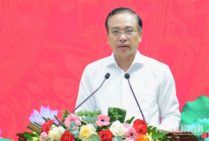 Đồng chí Đặng Thanh Sơn, Uỷ viên Ban Thường vụ Tỉnh uỷ, Phó Chủ tịch UBND tỉnh, Trưởng BCĐ thực hiện phong trào Toàn dân bảo vệ ANTQ tỉnh phát biểu chỉ đạo tại hội nghị.