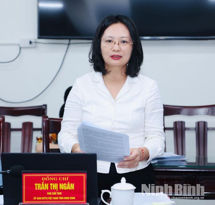 Đồng chí Trần Thị Ngân, Phó Chủ tịch Ủy ban MTTQ Việt Nam tỉnh phát biểu tại hội nghị.