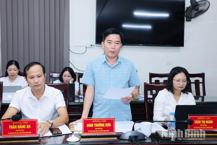 Đồng chí Đinh Trường Sơn, Phó Chủ tịch Ủy ban MTTQ Việt Nam tỉnh phát biểu tại hội nghị.