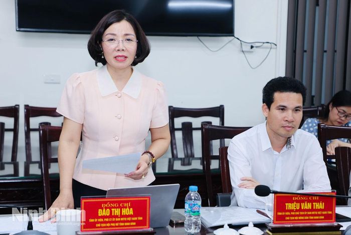 Đồng chí Đào Thị Hòa, Tỉnh ủy viên, Phó Chủ tịch Ủy ban MTTQ Việt Nam tỉnh, Chủ tịch Hội Liên hiệp Phụ nữ tỉnh phát biểu tại hội nghị.