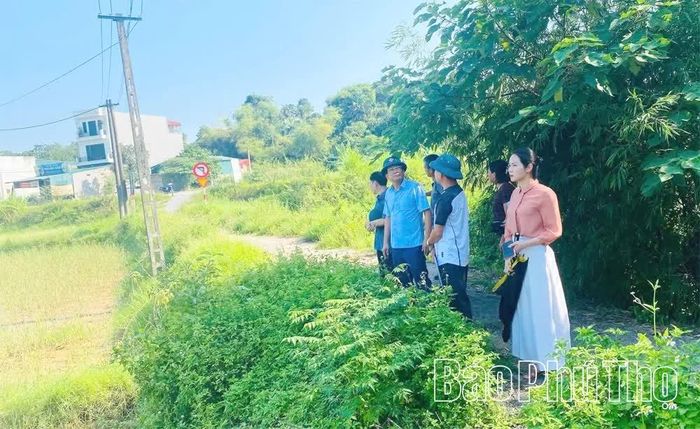 Đại diện UBND xã và các đơn vị liên quan trực tiếp gặp gỡ, đối thoại với Nhân dân và thực địa khu vực triển khai dự án khu dân cư nông thôn tại khu Đồng Toàn, thôn Độc Lập trước khi triển khai.