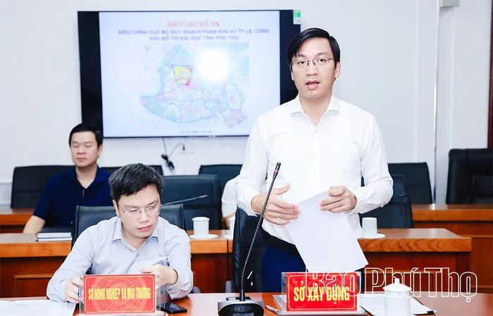Lãnh đạo Sở Xây dựng báo cáo kết quả điều chỉnh các phân khu tại hội nghị.
