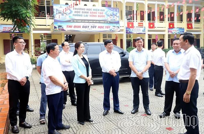 Đồng chí Phó Bí thư Tỉnh ủy, Chủ tịch Ủy ban MTTQ tỉnh Bùi Thị Minh và đoàn công tác khảo sát thực tế tại Trường THCS Sơn Lương.