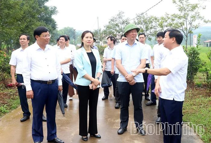 Đồng chí Phó Bí thư Tỉnh ủy, Chủ tịch Ủy ban MTTQ tỉnh Bùi Thị Minh và đoàn công tác khảo sát điểm du lịch cộng đồng thôn Đồng Sương.