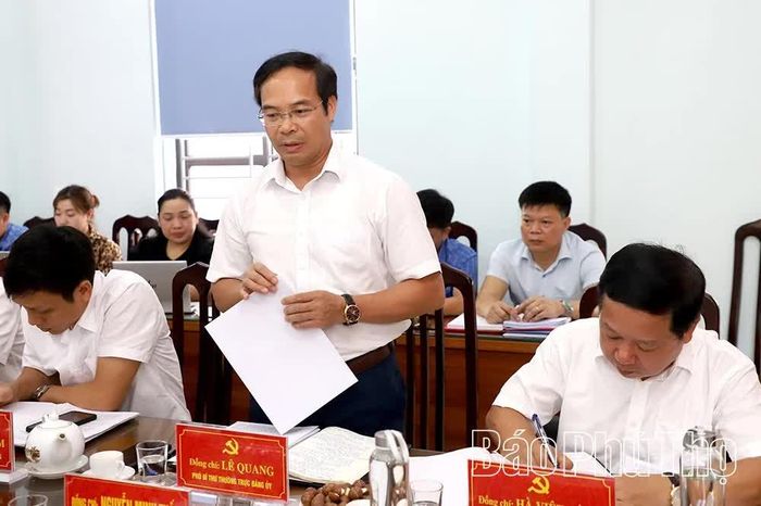 Đại diện lãnh đạo xã Sơn Lương báo cáo tại buổi làm việc.