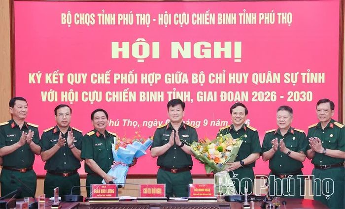 Đại tá Sa Minh Nghĩa - Phó Chủ nhiệm chính trị Quân khu 2 tặng hoa chúc mừng hai đơn vị.