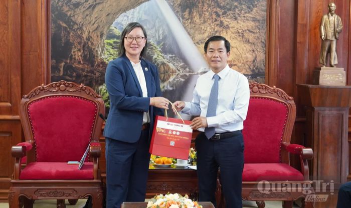 Đồng chí Nguyễn Văn Phương, Bí thư Tỉnh ủy trao quà lưu niệm cho bà Sang Eun Lee, Giám đốc WWF khu vực Đông Nam Á - Ảnh: Q.V