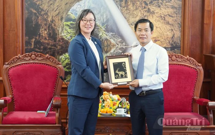Bà Sang Eun Lee, Giám đốc WWF khu vực Đông Nam Á tặng quà lưu niệm cho đồng chí Nguyễn Văn Phương, Bí thư Tỉnh ủy - Ảnh: Q.V