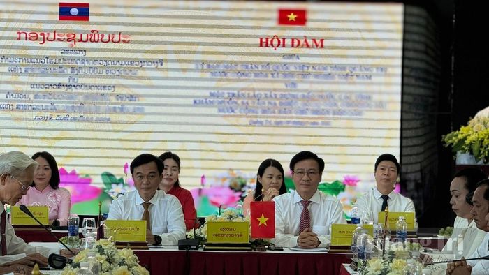 Đồng chí Nguyễn Chiến Thắng, Phó Bí thư Tỉnh ủy, Bí thư Đảng ủy MTTQ, các đoàn thể tỉnh, Chủ tịch Ủy ban MTTQ Việt Nam tỉnh và đồng chí Đào Mạnh Hùng, Ủy viên Ban Thường vụ Tỉnh ủy, Phó Chủ tịch Thường trực Ủy ban MTTQ Việt Nam tỉnh chủ trì hội đàm - Ảnh: N.L