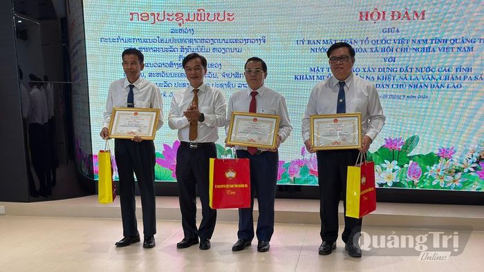 Đồng chí Nguyễn Chiến Thắng, Phó Bí thư Tỉnh ủy, Bí thư Đảng ủy MTTQ, các đoàn thể tỉnh, Chủ tịch Ủy ban MTTQ Việt Nam tỉnh trao bằng khen của Chủ tịch UBND tỉnh tặng 3 cá nhân có nhiều đóng góp tích cực trong việc vun đắp tình đoàn kết, hữu nghị và hợp tác giữa tỉnh Quảng Trị với các tỉnh của nước bạn Lào - Ảnh: N.L