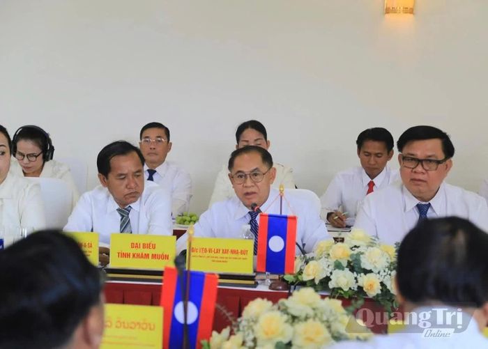 Đồng chí Kẹo-vi-lay Xay-nhạ-bút, Ủy viên Ban Thường vụ Tỉnh ủy, Chủ tịch Mặt trận Lào xây dựng đất nước tỉnh Khăm Muồn phát biểu tại hội đàm - Ảnh: N.L
