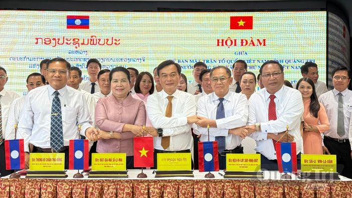 Ký kết biên bản hội đàm giữa Ủy ban MTTQ Việt Nam tỉnh với Mặt trận Lào xây dựng đất nước 4 tỉnh: Khăm Muồn, Sạ-vẳn-na-khệt, Sả-lạ-văn và Chăm-pa-sắc - Ảnh: N.L