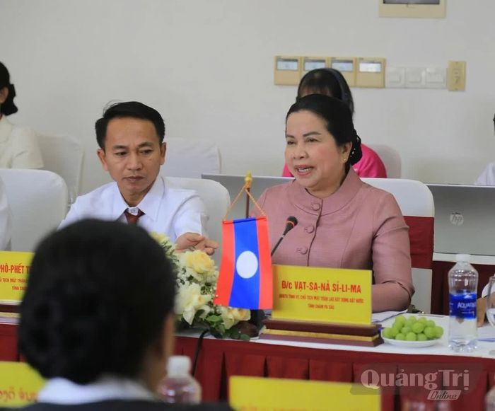 Đồng chí Vạt-sạ-nả Sỉ-li-ma, Ủy viên Ban Thường vụ Tỉnh ủy, Chủ tịch Mặt trận Lào xây dựng đất nước tỉnh Chăm-pa-sắc phát biểu tại buổi hội đàm - Ảnh: N.L