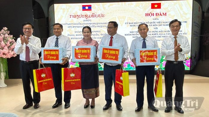 Tặng quà của Tỉnh ủy và Ủy ban MTTQ Việt Nam tỉnh cho các đồng chí Trưởng đoàn đại biểu Mặt trận Lào xây dựng đất nước các tỉnh bạn Lào- Ảnh: N.L