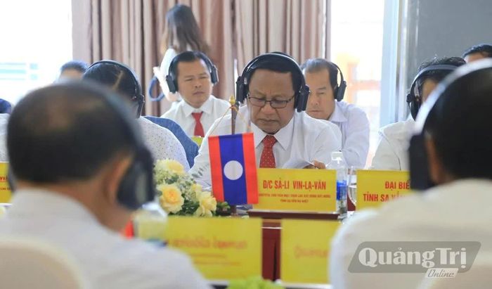 Đồng chí Sả-li Vin-lạ-văn, Ủy viên Ban Thường vụ Tỉnh ủy, Chủ tịch Mặt trận Lào xây dựng đất nước tỉnh Sạ-vẳn-na-khệt phát biểu tại buổi hội đàm - Ảnh: N.L