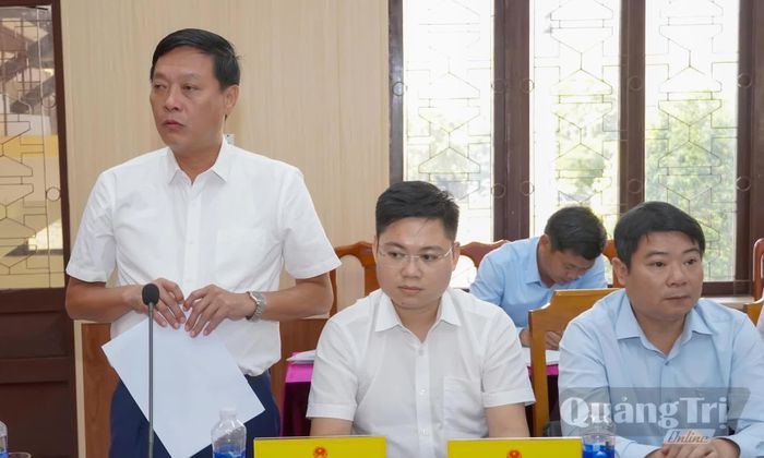 Đại biểu HĐND tỉnh thuộc đơn vị bầu cử số 15 phát biểu tại buổi làm việc - Ảnh: N.H