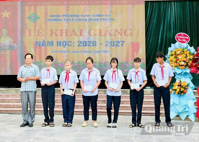 Đại diện Liên hiệp các tổ chức hữu nghị tỉnh trao tặng học bổng cho các em học sinh - Ảnh: CTV