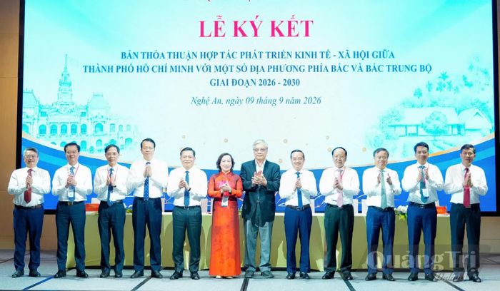 Các đại biểu chụp ảnh lưu niệm - Ảnh: Q.V