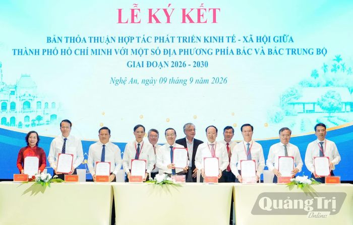 UBND TP. Hồ Chí Minh và UBND 8 tỉnh, thành phố phía Bắc và Bắc Trung bộ ký thỏa thuận hợp tác phát triển kinh tế-xã hội giai đoạn 2026-2030 - Ảnh: Q.V