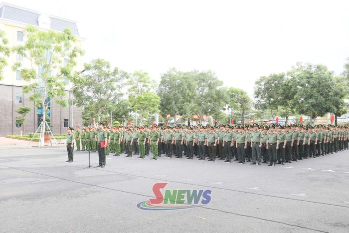 Đảng ủy Công an tỉnh tổ chức sinh hoạt chính trị dưới cờ.