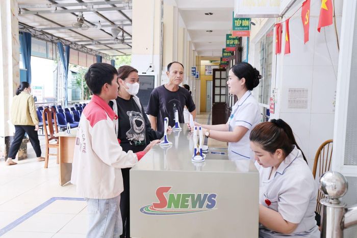 Tiếp đón, hướng dẫn nhân dân làm thủ tục khám bệnh tại Bệnh viện Đa khoa khu vực Thuận Châu.