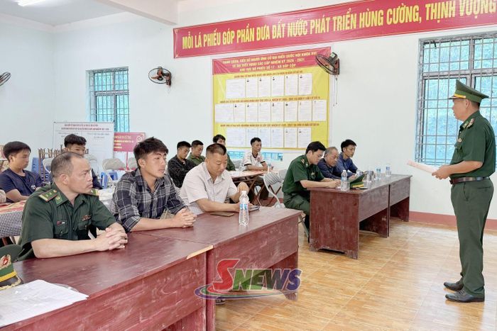 Cán bộ Đồn Biên phòng Nậm Lạnh tuyên truyền pháp luật cho người dân biên giới.