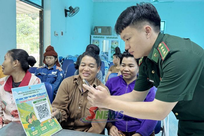 Cán bộ Đồn Biên phòng Mường Lạn hướng dẫn người dân sử dụng " Hòm thư tố giác tội phạm".