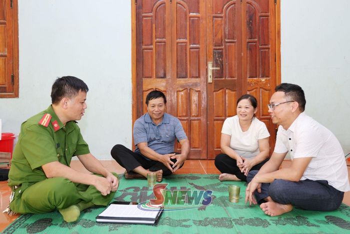Ông Lừ Văn Mái (thứ 2 từ trái sang), cung cấp thông tin về tình hình an ninh, trật tự cho Công an xã Tạ Khoa.