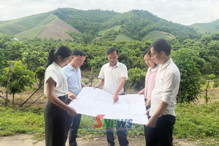 Lãnh đạo xã Huổi Một xác minh hiện trạng thửa đất trên bản đồ.