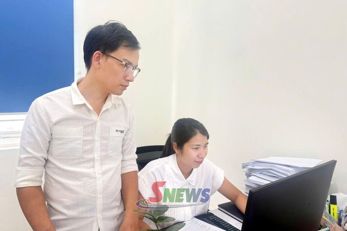 Cán bộ Phòng Kinh tế, xã Huổi Một cập nhật, chuẩn hóa dữ liệu đất đai trên hệ thống.