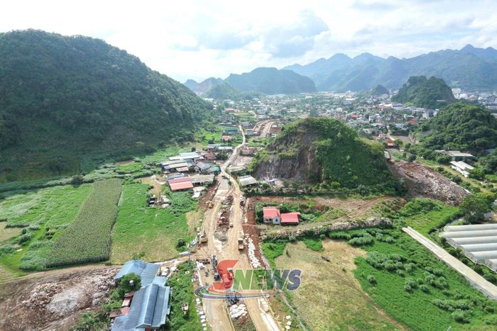 Dự án đầu tư xây dựng tuyến đường bộ cao tốc Hòa Bình - Mộc Châu đoạn tuyến qua tỉnh Sơn La tại phường Vân Sơn.