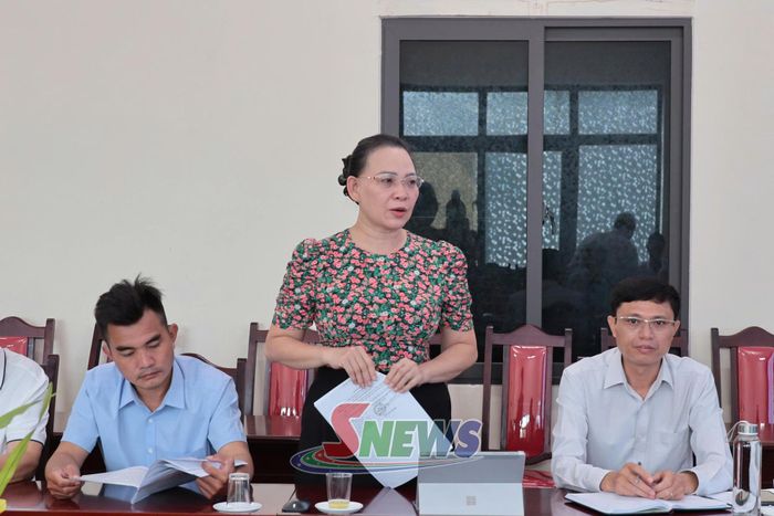 Lãnh đạo Báo và Phát thanh, truyền hình Sơn La phát biểu tại cuộc họp.