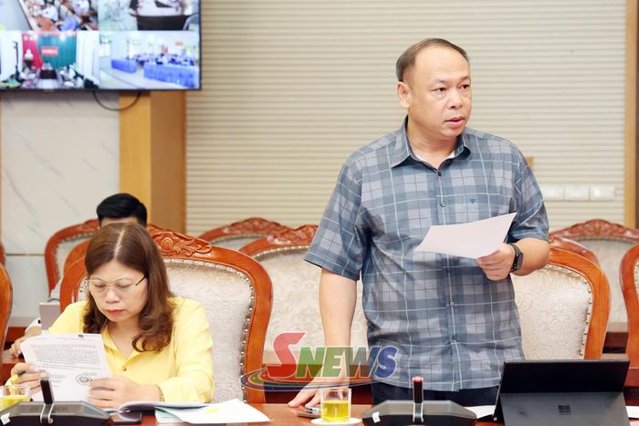 Lãnh đạo Sở Giáo dục và Đào tạo phát biểu tại cuộc họp.