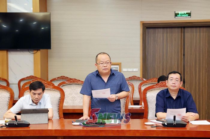 Lãnh đạo UBND phường Tô Hiệu báo cáo tại cuộc làm việc.