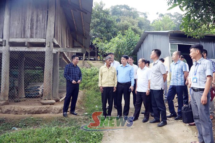 Đoàn công tác kiểm tra công tác xóa nhà tạm tại xã Mường Lèo.