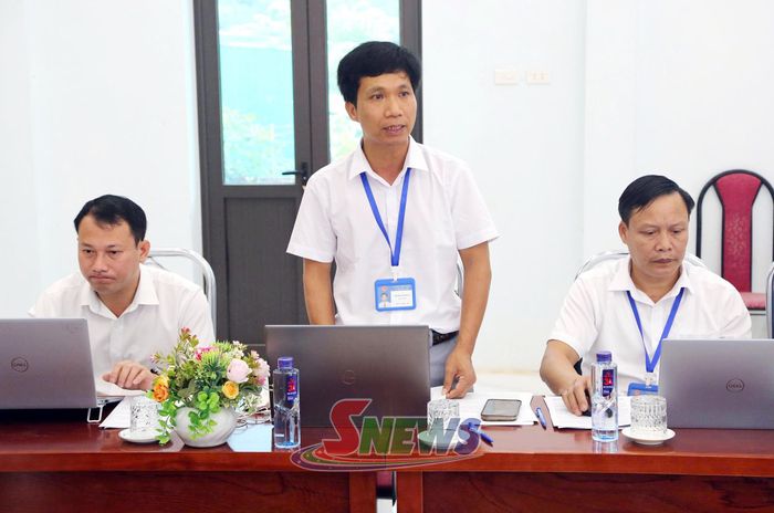 Lãnh đạo xã Mường Lèo báo cáo tại cuộc làm việc.