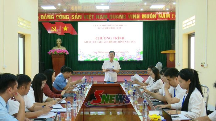 Đoàn kiểm tra cải cách hành chính của tỉnh thông báo chương trình kiểm tra tại xã Lóng Phiêng.