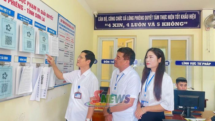 Kiểm tra danh mục hồ sơ TTHC được niêm yết tại Trung tâm Phục vụ hành chính công xã Lóng Phiêng.