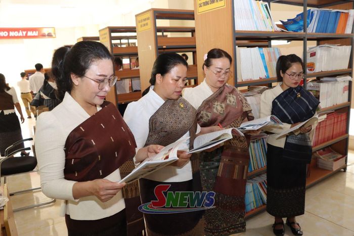Học viên Lào nghiên cứu tài liệu tại Trường Chính trị tỉnh Sơn La.