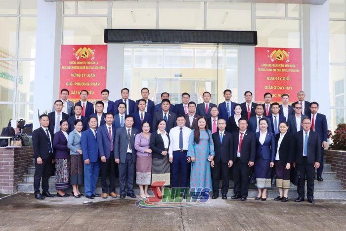 Các đại biểu chụp ảnh lưu niệm tại Hội đàm trao đổi kinh nghiệm về công tác đào tạo, bồi dưỡng cán bộ, nghiên cứu khoa học giữa Trường Chính trị tỉnh Sơn La với Trường Chính trị - Hành chính 9 tỉnh nước CHDCND Lào.