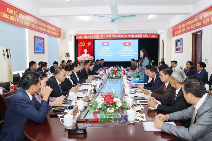 Hội đàm trao đổi kinh nghiệm về công tác đào tạo, bồi dưỡng cán bộ, nghiên cứu khoa học giữa Trường Chính trị tỉnh Sơn La với Trường Chính trị - Hành chính 9 tỉnh nước CHDCND Lào.