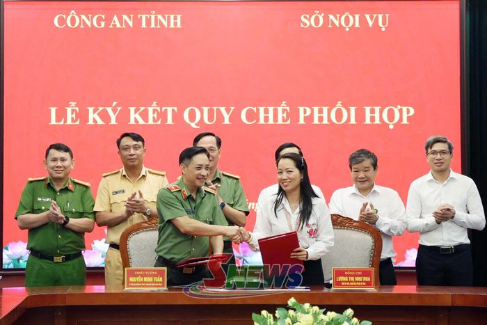 Lãnh đạo 2 đơn vị ký kết quy chế phối hợp.