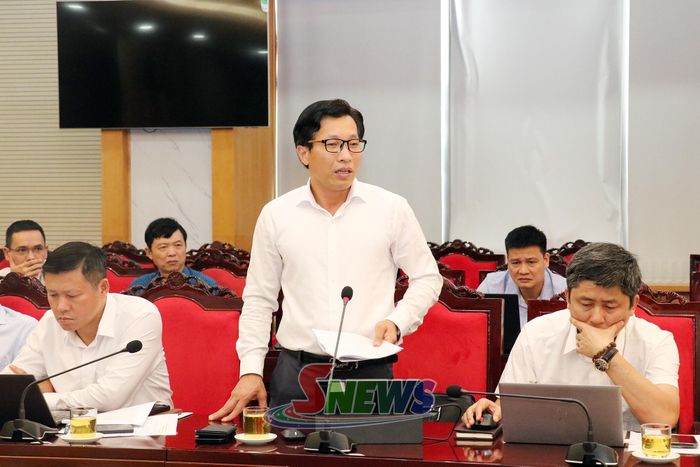 Lãnh đạo xã Chiềng Mung phát biểu tại cuộc họp.