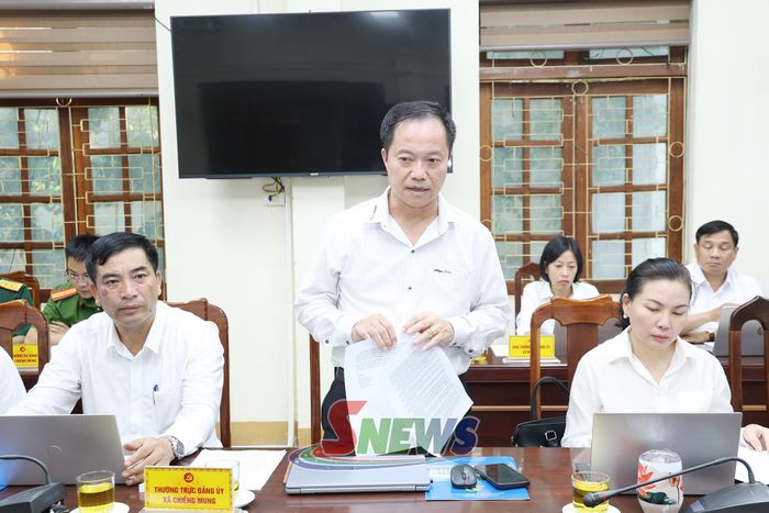 Đồng chí Bí thư Đảng ủy xã Chiềng Mung phát biểu tại cuộc làm việc.