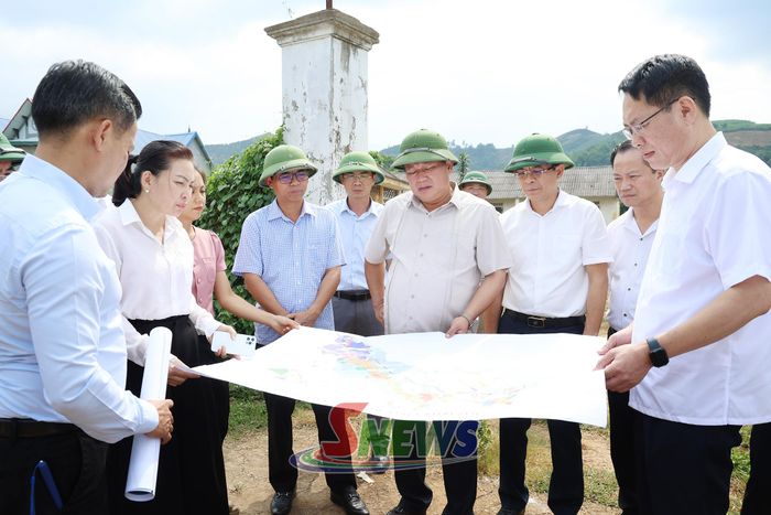 Đoàn công tác khảo sát thực địa tại xã Mai Sơn.