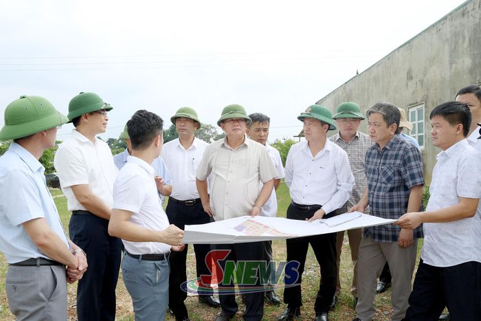 Đoàn công tác khảo sát thực địa nút giao cao tốc tại xã Chiềng Mung.