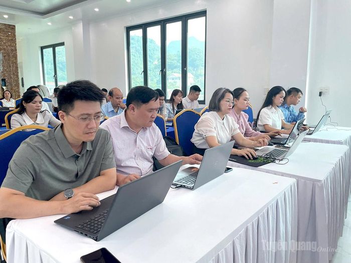Các học viên tham gia lớp bồi dưỡng tại điểm phường Hà Giang 1.