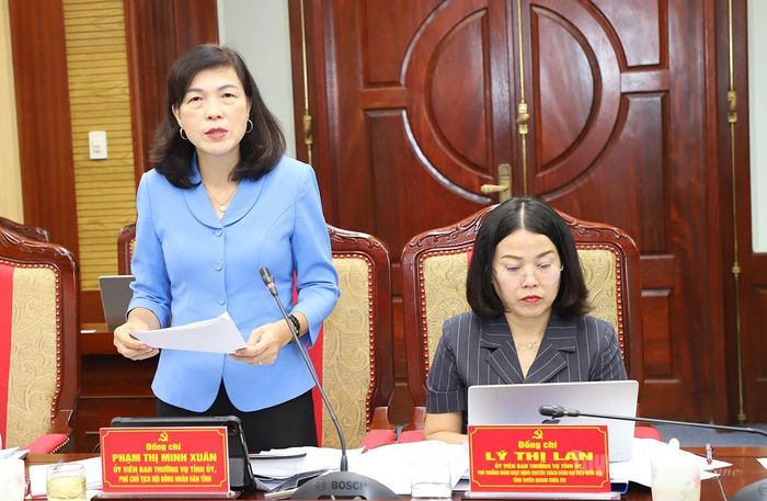 Phó Chủ tịch HĐND tỉnh Phạm Thị Minh Xuân thảo luận tại hội nghị.