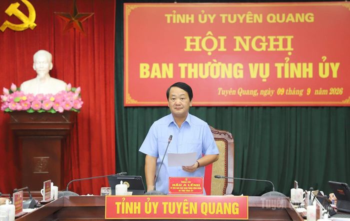 Bí thư Tỉnh ủy Hầu A Lềnh phát biểu kết luận hội nghị.