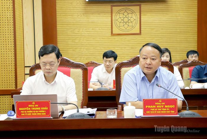 Phó Bí thư Tỉnh ủy, Chủ tịch UBND tỉnh Phan Huy Ngọc phát biểu tại hội nghị.